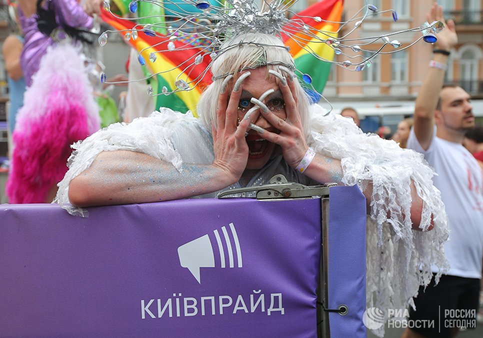 Петр Порошенко разозлил кураторов Украины, отказавшись возглавить гей-парад в Киеве