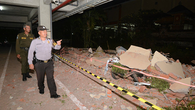При землетрясении в Индонезии погибли почти сто человек