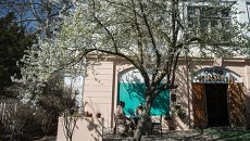 Жители на одной из улиц в городе Евпатории. Архивное фото Жители на одной из улиц в городе Евпатории. Архивное фото