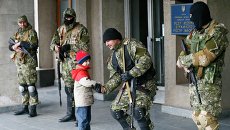 Мальчик пожимает руку пророссийскому активисту здания мэрии в Славянске Мальчик пожимает руку пророссийскому активисту здания мэрии в Славянске