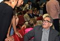 Колумбийский писатель Габриэль Гарсиа Маркес разговаривает с поклонниками Колумбийский писатель Габриэль Гарсиа Маркес разговаривает с поклонниками
