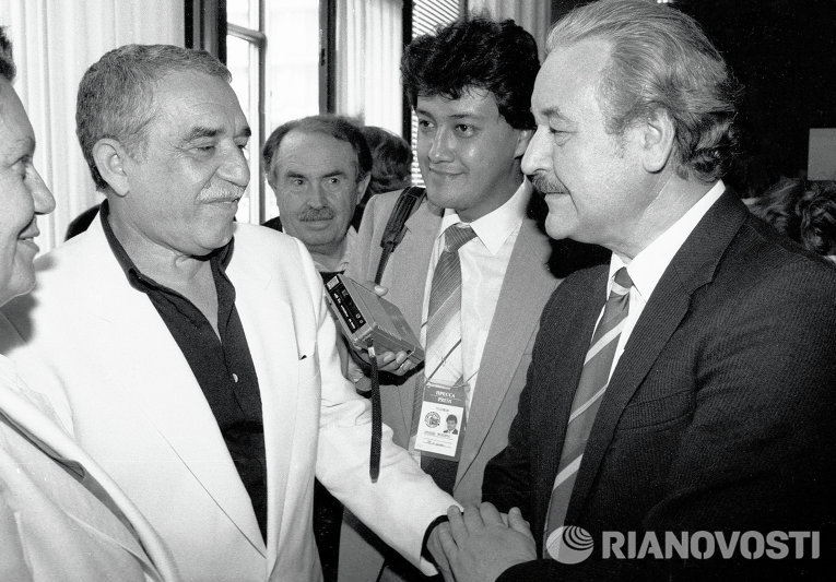 Писатель Габриэль Гарсия Маркес и председатель Госкино СССР Александр Камшалов Писатель Габриэль Гарсия Маркес и председатель Госкино СССР Александр Камшалов