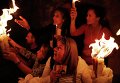 Верующие во время схождения Благодатного огня в храме Гроба Господня в Иерусалиме Верующие во время схождения Благодатного огня в храме Гроба Господня в Иерусалиме