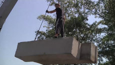 Участники самообороны Славянска построили блокпост из бетона и земли Участники самообороны Славянска построили блокпост из бетона и земли