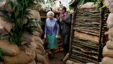 Королева Великобритании Елизавета II на Chelsea Flower Show в Лондоне Королева Великобритании Елизавета II на Chelsea Flower Show в Лондоне