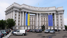 Здание МИДа Украины с национальным флагом Украины и флагом Евросоюза на фасаде. Архивное фото Здание МИДа Украины с национальным флагом Украины и флагом Евросоюза на фасаде. Архивное фото