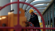 Рабочий на газохранилище возле Львова. Архивное фото Рабочий на газохранилище возле Львова. Архивное фото