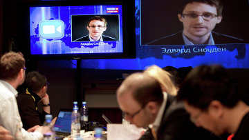 Эдвард Сноуден на экранах телевизоров. Архивное фото