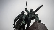 Скульптурная композиция Солдат и Матрос в городе Севастополе. Архивное фото Скульптурная композиция Солдат и Матрос в городе Севастополе. Архивное фото