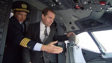 Медведев побывал в кабине пилота и проводил первый рейс Добролета Медведев побывал в кабине пилота и проводил первый рейс Добролета
