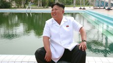 Северокорейский лидер Ким Чен Ын раздает указания во время визита в детский лагерь Северокорейский лидер Ким Чен Ын раздает указания во время визита в детский лагерь
