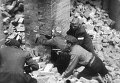 Солдаты Армии Крайовой воюющие на улицах Варшавы, сентябрь 1944 Солдаты Армии Крайовой воюющие на улицах Варшавы, сентябрь 1944