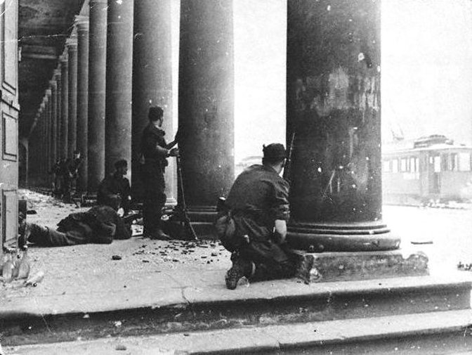 Уличные бои во время Варшавского восстания 1944 года Уличные бои во время Варшавского восстания 1944 года