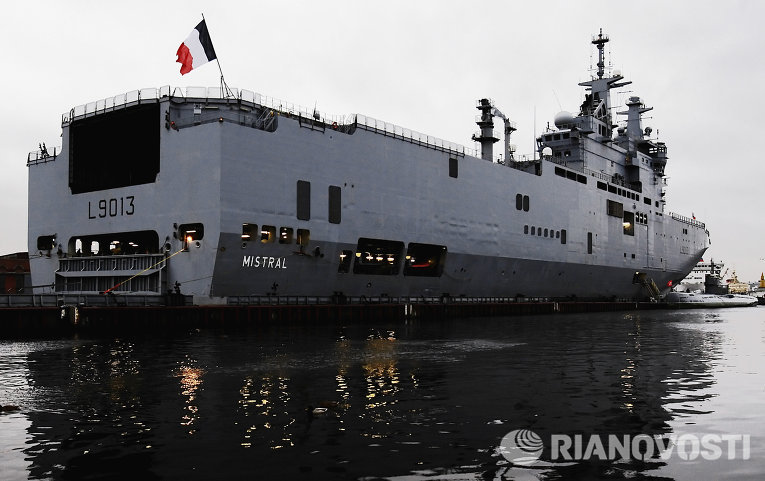 Французский военный корабль-вертолетоносец класса Мистраль в Санкт-Петербурге Французский военный корабль-вертолетоносец класса Мистраль в Санкт-Петербурге