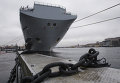 Французский военный корабль-вертолетоносец класса Мистраль в Санкт-Петербурге Французский военный корабль-вертолетоносец класса Мистраль в Санкт-Петербурге