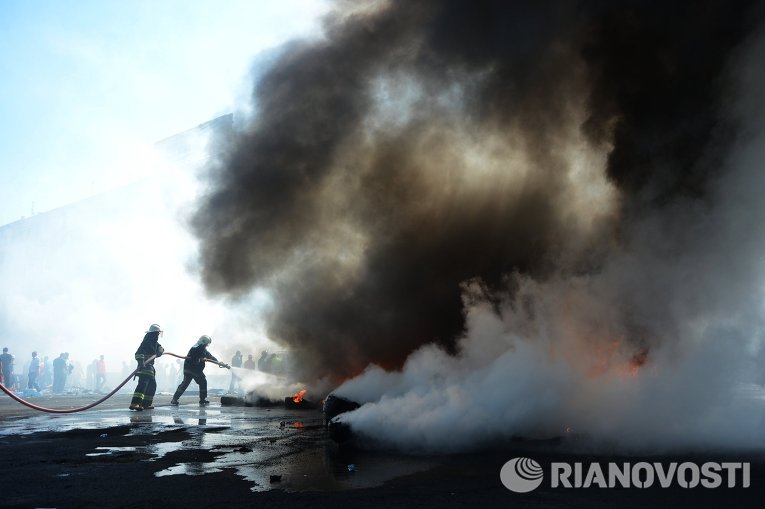 Пожарные тушат подожженные активистами покрышки на площади Независимости в Киеве Пожарные тушат подожженные активистами покрышки на площади Независимости в Киеве