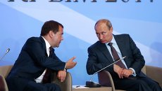 Президент РФ Владимир Путин (справа) и председатель правительства РФ Дмитрий Медведев во время встречи в Ялте с членами фракций политических партий Государственной Думы РФ Президент РФ Владимир Путин (справа) и председатель правительства РФ Дмитрий Медведев во время встречи в Ялте с членами фракций политических партий Государственной Думы РФ