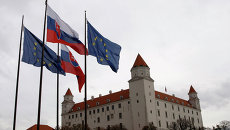 Флаги Словакии и Евросоюза перед зданием парламента в Братиславе. Архивное фото Флаги Словакии и Евросоюза перед зданием парламента в Братиславе. Архивное фото