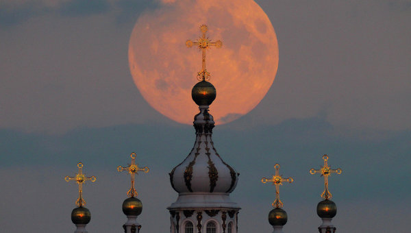 Луна на фоне Смольного собора в Санкт-Петербурге
