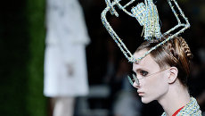 Модель идет по подиуму во время показа коллекции весна / лето 2015 от Thom Browne на неделе мод в Нью-Йорке Модель идет по подиуму во время показа коллекции весна / лето 2015 от Thom Browne на неделе мод в Нью-Йорке