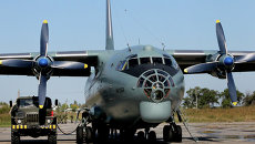 Транспортный самолет АН-12БК заправляется перед вылетом Транспортный самолет АН-12БК заправляется перед вылетом