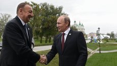 Президент России Владимир Путин (справа) и президент Азербайджана Ильхам Алиев на церемонии официальной встречи глав государств-участников IV Каспийского саммита в Астраханском кремле Президент России Владимир Путин (справа) и президент Азербайджана Ильхам Алиев на церемонии официальной встречи глав государств-участников IV Каспийского саммита в Астраханском кремле