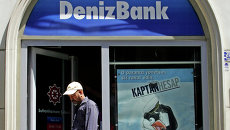 Мужчина выходит из здания DenizBank. Стамбул, Турция. Архивное фото Мужчина выходит из здания DenizBank. Стамбул, Турция. Архивное фото