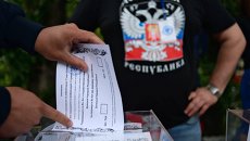 Житель Донбасса голосует на референдуме. Архивное фото Житель Донбасса голосует на референдуме. Архивное фото