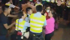 Активисты Occupy Central устроили потасовку с полицией в Гонконге Активисты Occupy Central устроили потасовку с полицией в Гонконге