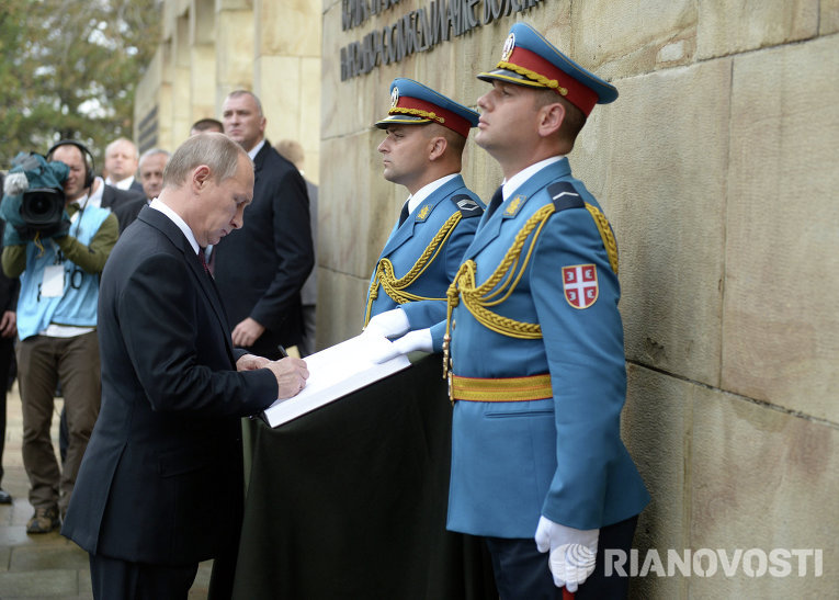 Президент России Владимир Путин делает запись в книге почетных гостей Президент России Владимир Путин делает запись в книге почетных гостей