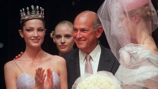 Американский модельер Оскар де ла Рента с моделями во время показа Pierre Balmain. Париж, 1997 год Американский модельер Оскар де ла Рента с моделями во время показа Pierre Balmain. Париж, 1997 год