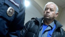 Водитель снегоуборочной машины Владимир Мартыненко. Архивное фото Водитель снегоуборочной машины Владимир Мартыненко. Архивное фото