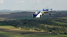 Летающий автомобиль AeroMobil 3.0 во время тестового полета в Словакии Летающий автомобиль AeroMobil 3.0 во время тестового полета в Словакии