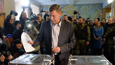Премьер-министр ДНР Александр Захарченко голосует на выборах главы ДНР и депутатов Народного Совета республики Премьер-министр ДНР Александр Захарченко голосует на выборах главы ДНР и депутатов Народного Совета республики