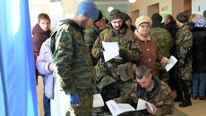 Ополченцы голосуют на выборах в ДНР Ополченцы голосуют на выборах в ДНР