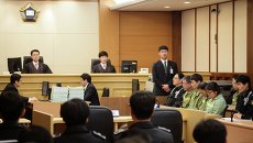 Капитан затонувшего парома Севол Ли Джун Сок вместе с членами экипажа в начале разбирательства в зале суда в Кванджу Капитан затонувшего парома Севол Ли Джун Сок вместе с членами экипажа в начале разбирательства в зале суда в Кванджу