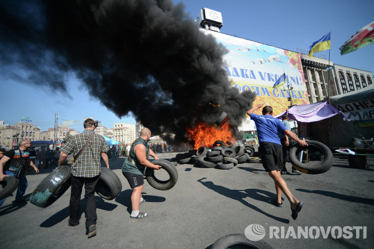 Митингующие жгут покрышки на площади Независимости в Киеве Митингующие жгут покрышки на площади Независимости в Киеве