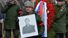 Вынос гроба с телом советского хоккеиста, заслуженного тренера СССР Виктора Тихонова Вынос гроба с телом советского хоккеиста, заслуженного тренера СССР Виктора Тихонова