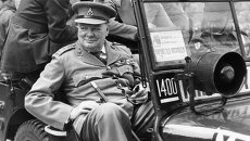 Уинстон Черчилль во время визита в разрушенный Берлин, июль 1945 Уинстон Черчилль во время визита в разрушенный Берлин, июль 1945