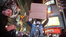 Протестующие на Таймс-сквер после решение большого жюри по делу Эрика Гарнера в Нью-Йорке Протестующие на Таймс-сквер после решение большого жюри по делу Эрика Гарнера в Нью-Йорке