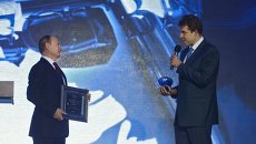 Президент России Владимир Путин (слева) вручает премию в номинации Человек года Русского географического общества Константину Богданову на церемонии вручения премии Русского географического общества (РГО) Президент России Владимир Путин (слева) вручает премию в номинации Человек года Русского географического общества Константину Богданову на церемонии вручения премии Русского географического общества (РГО)