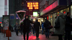 Табло с курсом валют у входа в один из обменных пунктов в Москве. Архивное фото Табло с курсом валют у входа в один из обменных пунктов в Москве. Архивное фото