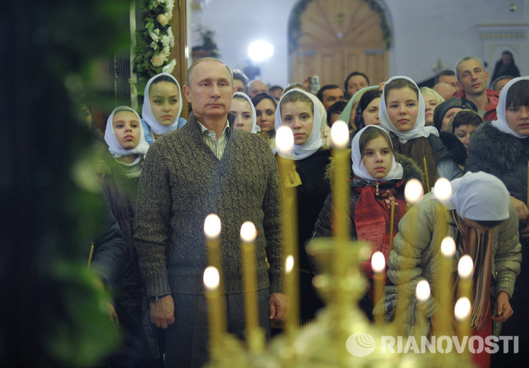 Президент России Владимир Путин во время Рождественского богослужения Президент России Владимир Путин во время Рождественского богослужения