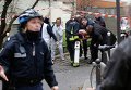 Эвакуация раненых при стрельбе в офисе издания Charlie Hebdo в Париже Эвакуация раненых при стрельбе в офисе издания Charlie Hebdo в Париже