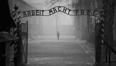 Ворота на входе в лагерь Освенцим. Архивное фото Ворота на входе в лагерь Освенцим. Архивное фото