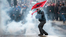 Участник акции протеста во время столкновений с полицией в Приштине, Косово. 27 января 2015 год Участник акции протеста во время столкновений с полицией в Приштине, Косово. 27 января 2015 год