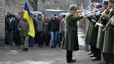 Призывники в украинскую армию и военный духовой оркестр на одном из призывных пунктов в Киеве. Архивное фото Призывники в украинскую армию и военный духовой оркестр на одном из призывных пунктов в Киеве. Архивное фото