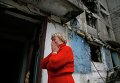 Женщина плачет возле разрушенного жилого дома в городе Енакиево Женщина плачет возле разрушенного жилого дома в городе Енакиево