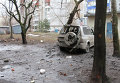 Искореженный в результате обстрела легковой автомобиль в городе Донецке Искореженный в результате обстрела легковой автомобиль в городе Донецке