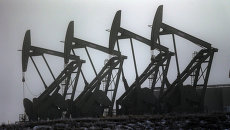 Нефтяные вышки. Архивное фото Нефтяные вышки. Архивное фото